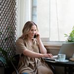 Workation Polska - Pani pracująca zdalnie przy komputerze - staresadykopytowka.pl